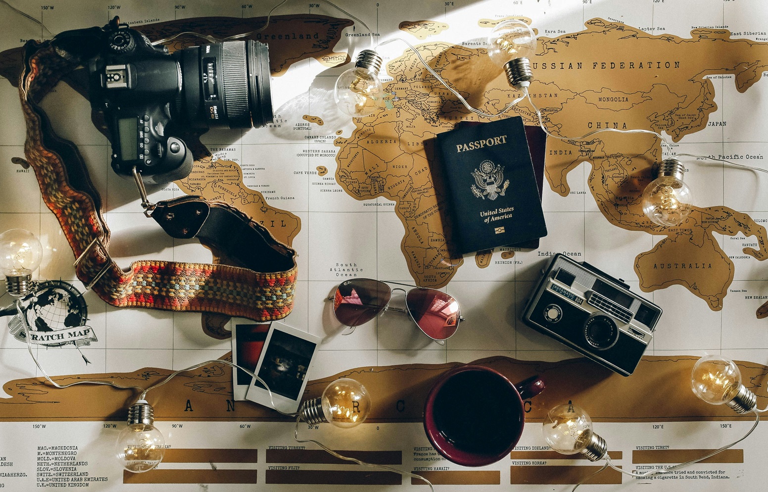 Bild von Reiseutensilien auf einer Weltkarte im Retro-Stil